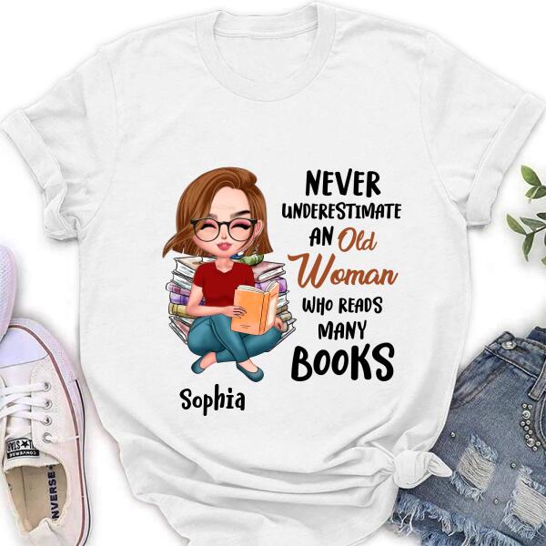 Personalized Custom Old Woman Books Shirt/Pullover Hoodie/Sweatshirt - Gift Idea For Books Lover - Never Underestimate An Old Woman Who Reads Many Books