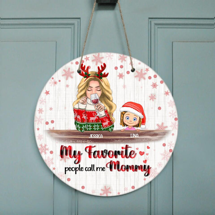 Custom Personalized Mommy And Kids Xmas Circle Wall Art - Mom With Upto 5 Kids - Christmas Gift For Mom - T1IGHH