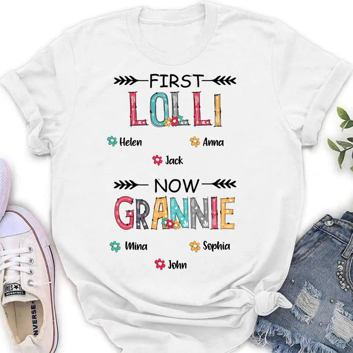 Custom Personalized Grandma T-shirt/ Long Sleeve/ Sweatshirt/ Hoodie - Upto 4 Kids And 8 Grandkids - Mother's Day Gift Idea for Grandma - First Mom Now Nana Kid And Grandkids Flower Pattern