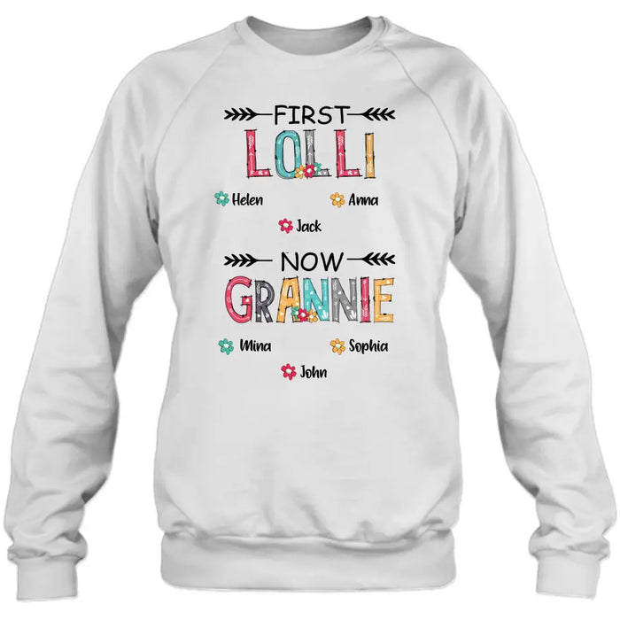 Custom Personalized Grandma T-shirt/ Long Sleeve/ Sweatshirt/ Hoodie - Upto 4 Kids And 8 Grandkids - Mother's Day Gift Idea for Grandma - First Mom Now Nana Kid And Grandkids Flower Pattern