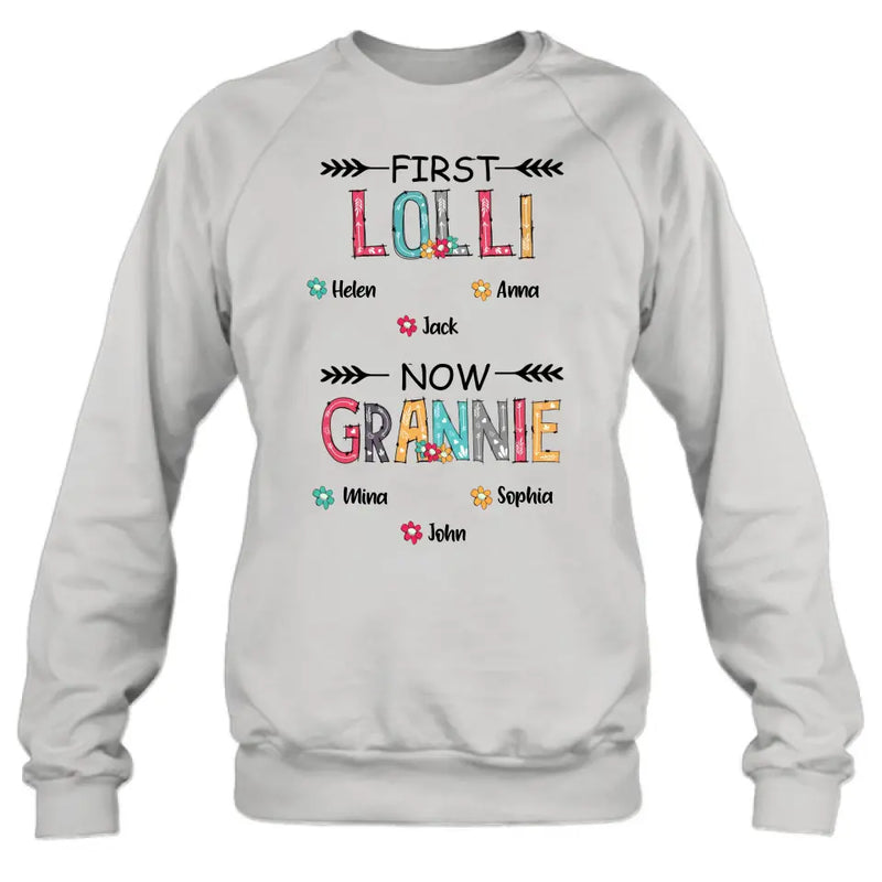 Personalized Grandma T-shirt/Long Sleeve/Sweatshirt/Hoodie - Up to 4 Kids And 8 Grandkids - Mother's Day Gift Idea for Grandma - First Mom Now Nana Kid And Grandkids Flower Pattern