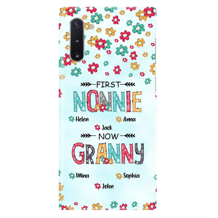 Custom Personalized Grandma Phone Case - Upto 4 Kids And 8 Grandkids - Mother's Day Gift Idea for Grandma - First Mom Now Nana Kid And Grandkids Flower Pattern - Case For iPhone And Samsung