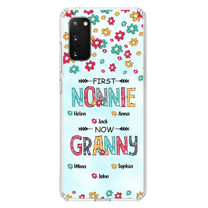 Custom Personalized Grandma Phone Case - Upto 4 Kids And 8 Grandkids - Mother's Day Gift Idea for Grandma - First Mom Now Nana Kid And Grandkids Flower Pattern - Case For iPhone And Samsung