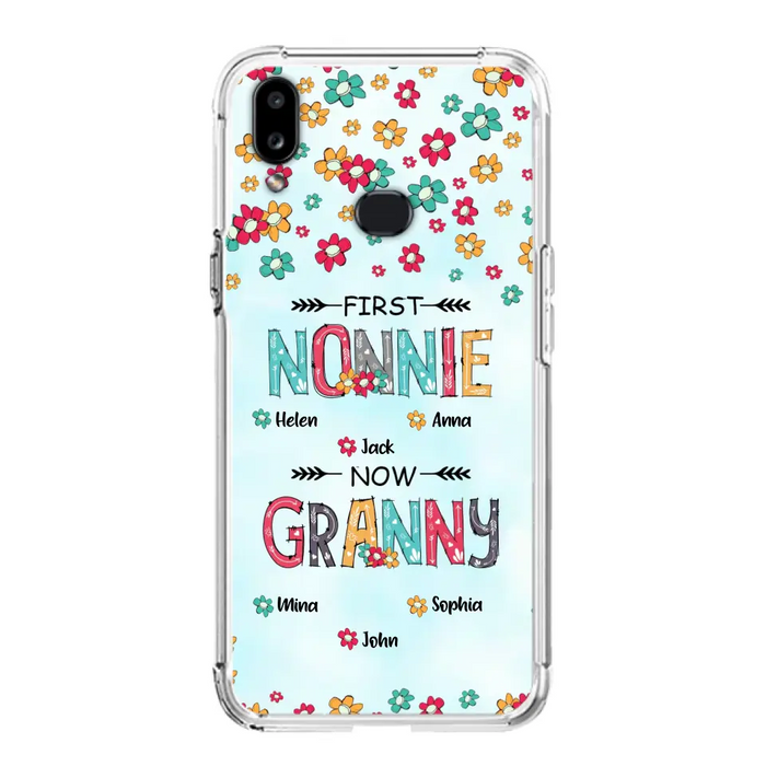 Custom Personalized Grandma Phone Case - Upto 4 Kids And 8 Grandkids - Mother's Day Gift Idea for Grandma - First Mom Now Nana Kid And Grandkids Flower Pattern - Case For iPhone And Samsung