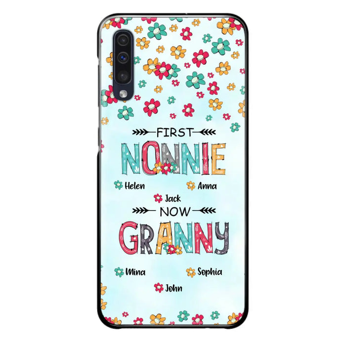 Custom Personalized Grandma Phone Case - Upto 4 Kids And 8 Grandkids - Mother's Day Gift Idea for Grandma - First Mom Now Nana Kid And Grandkids Flower Pattern - Case For iPhone And Samsung