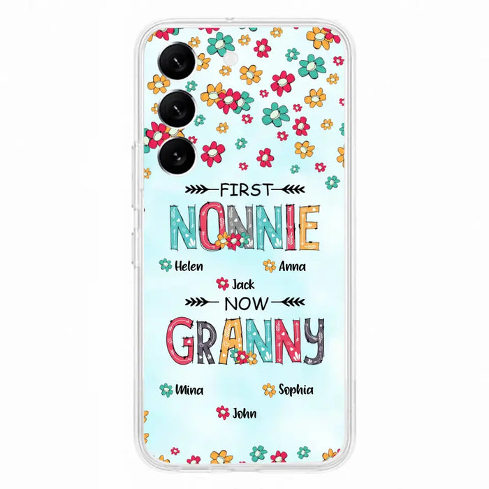 Custom Personalized Grandma Phone Case - Upto 4 Kids And 8 Grandkids - Mother's Day Gift Idea for Grandma - First Mom Now Nana Kid And Grandkids Flower Pattern - Case For iPhone And Samsung