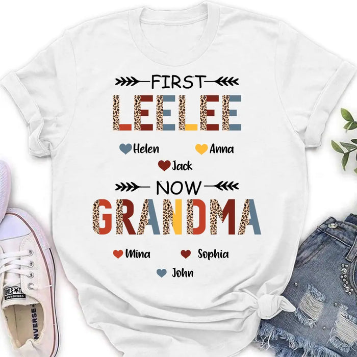 Personalized Grandma T-shirt/ Long Sleeve/ Sweatshirt/ Hoodie - Upto 4 Kids And 8 Grandkids - Mother's Day Gift Idea for Grandma - First Mom Now Nana Kid And Grandkids Flower Pattern