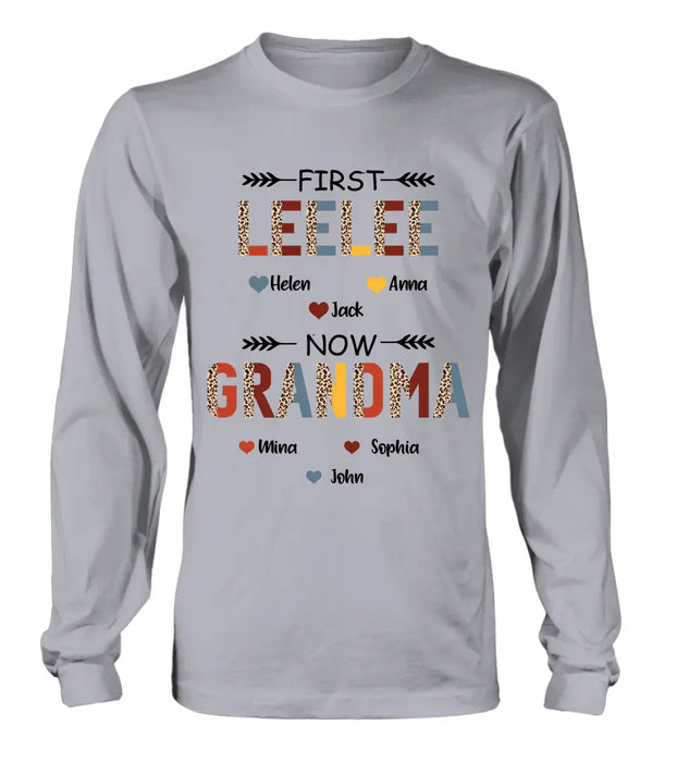 Personalized Grandma T-shirt/ Long Sleeve/ Sweatshirt/ Hoodie - Upto 4 Kids And 8 Grandkids - Mother's Day Gift Idea for Grandma - First Mom Now Nana Kid And Grandkids Flower Pattern