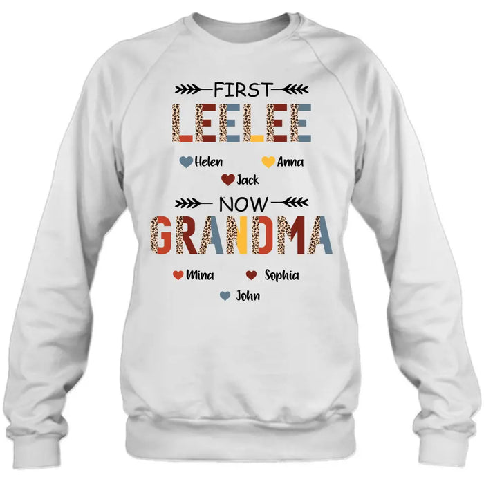 Personalized Grandma T-shirt/ Long Sleeve/ Sweatshirt/ Hoodie - Upto 4 Kids And 8 Grandkids - Mother's Day Gift Idea for Grandma - First Mom Now Nana Kid And Grandkids Flower Pattern