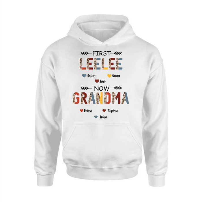 Personalized Grandma T-shirt/ Long Sleeve/ Sweatshirt/ Hoodie - Upto 4 Kids And 8 Grandkids - Mother's Day Gift Idea for Grandma - First Mom Now Nana Kid And Grandkids Flower Pattern