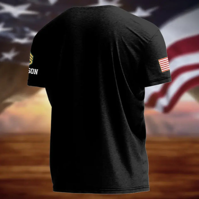 Custom Personalized Veteran T-shirt - Gift Idea For Veteran - Never Underestimate An Old Man With A Military Background