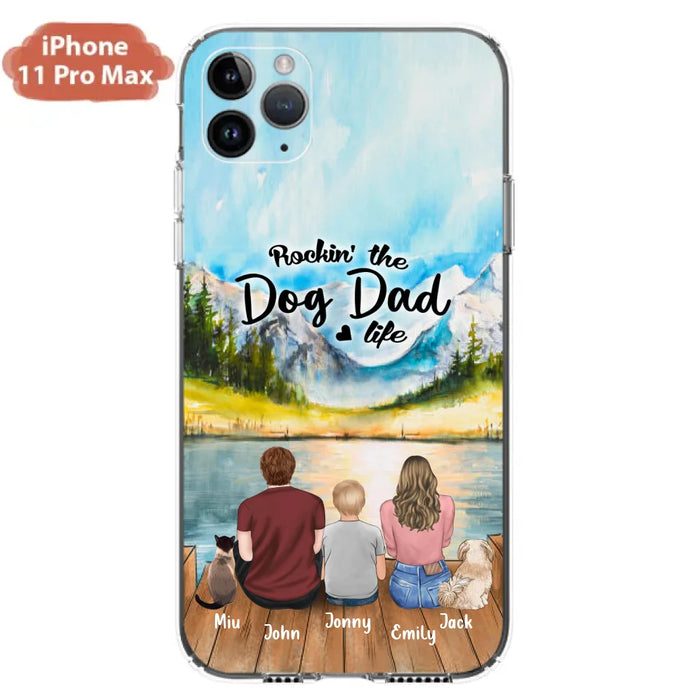 Custom Personalized Pet Couple Phone Case - Parent With 1 Kid And 2 Pets - Case For iPhone And Samsung