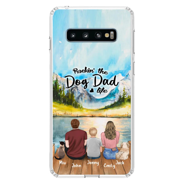 Custom Personalized Pet Couple Phone Case - Parent With 1 Kid And 2 Pets - Case For iPhone And Samsung