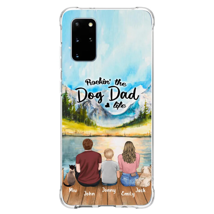 Custom Personalized Pet Couple Phone Case - Parent With 1 Kid And 2 Pets - Case For iPhone And Samsung