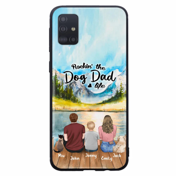 Custom Personalized Pet Couple Phone Case - Parent With 1 Kid And 2 Pets - Case For iPhone And Samsung